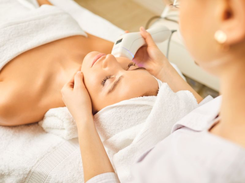 Wer sollte Microneedling vermeiden? (Risiken & Kontraindikationen)